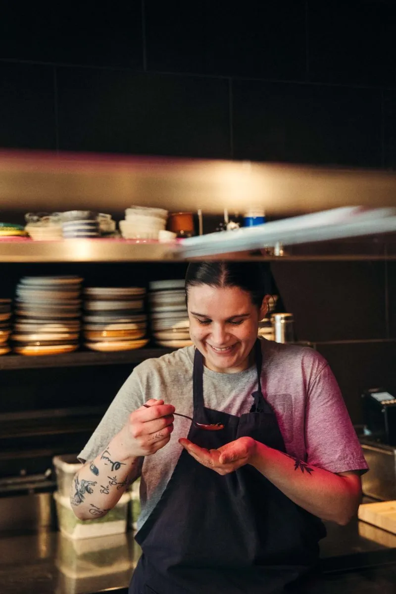 Kokk som smaker på mat