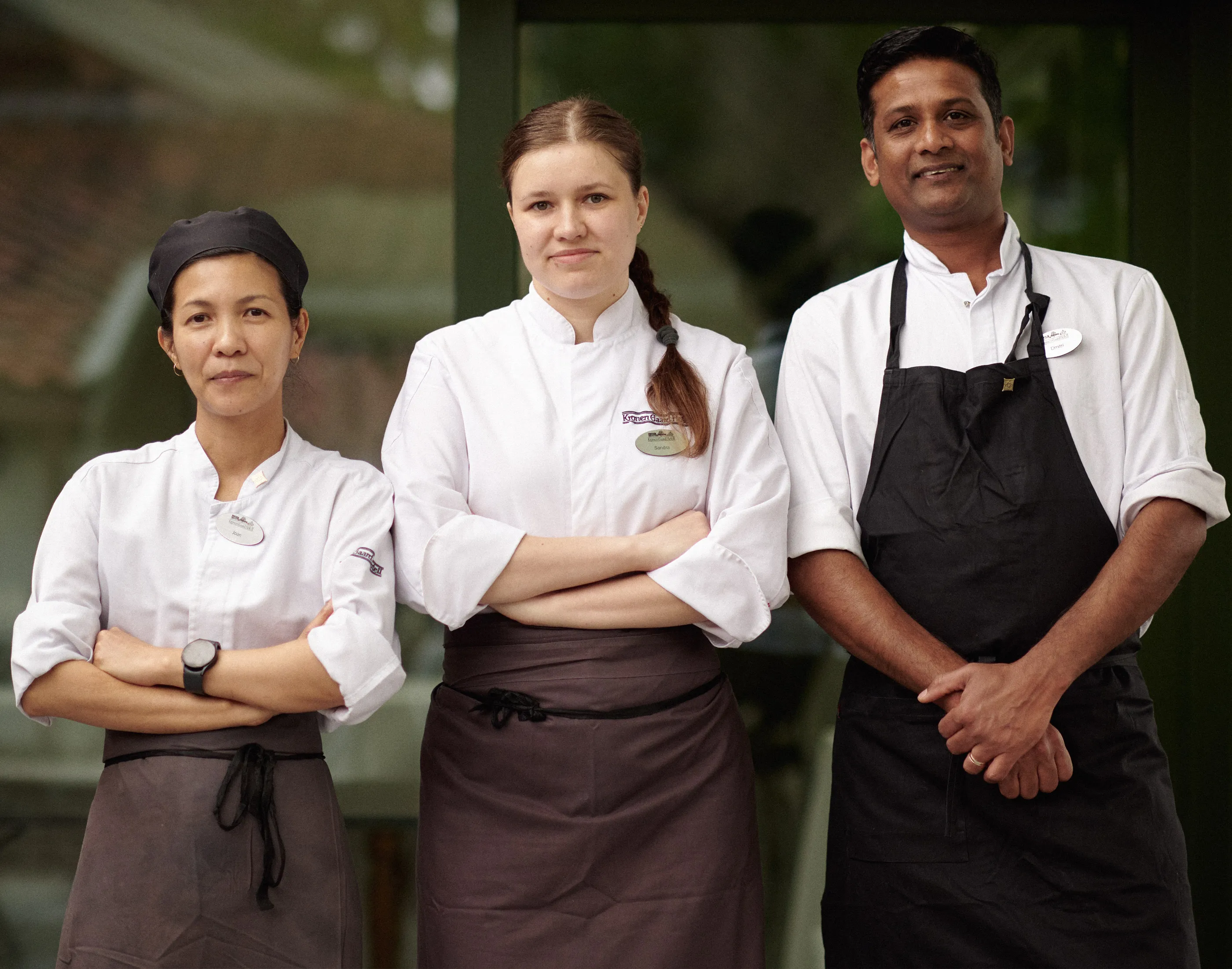 Tre kokker som står sammen