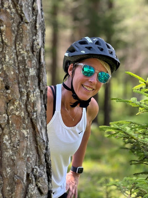 eine Hand, die das Wasser berührt