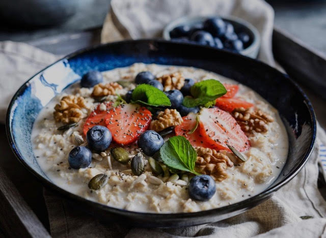 ein paar Leute springen in die Luft