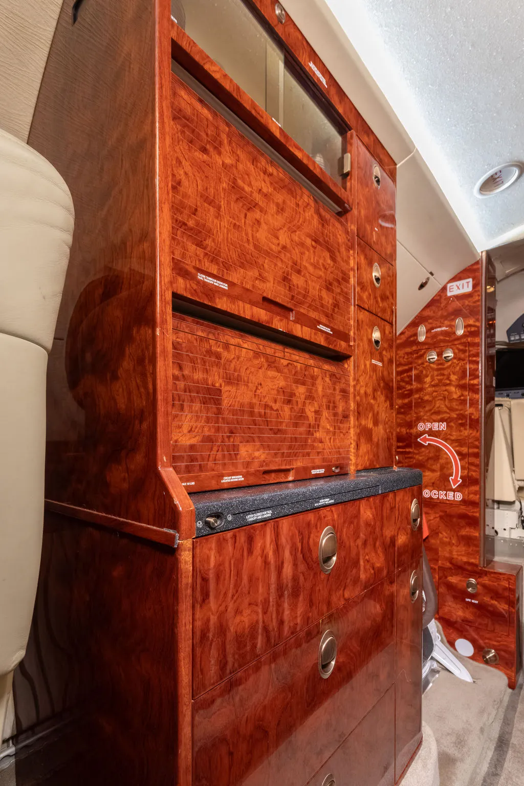 2006 Hawker 850XP S/N 258782 N830 - Galley