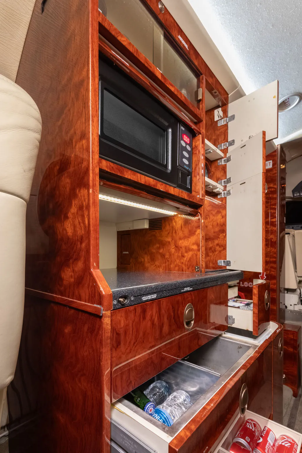 2006 Hawker 850XP S/N 258782 N830 - Galley