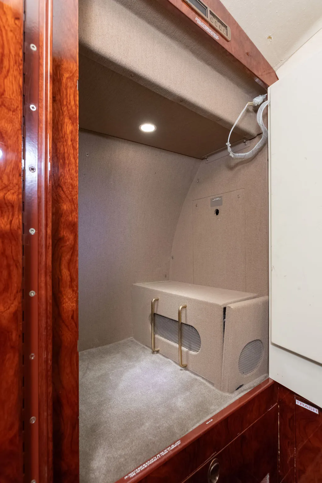 2006 Hawker 850XP S/N 258782 N830 - Baggage Area