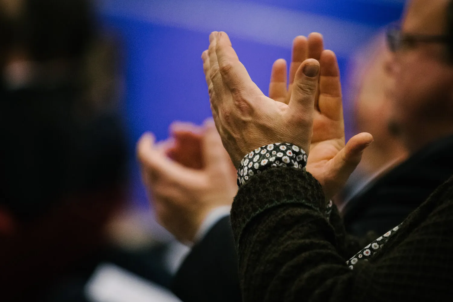 Eventfotograf München: Applaudierende Hände auf einem bayerische Event