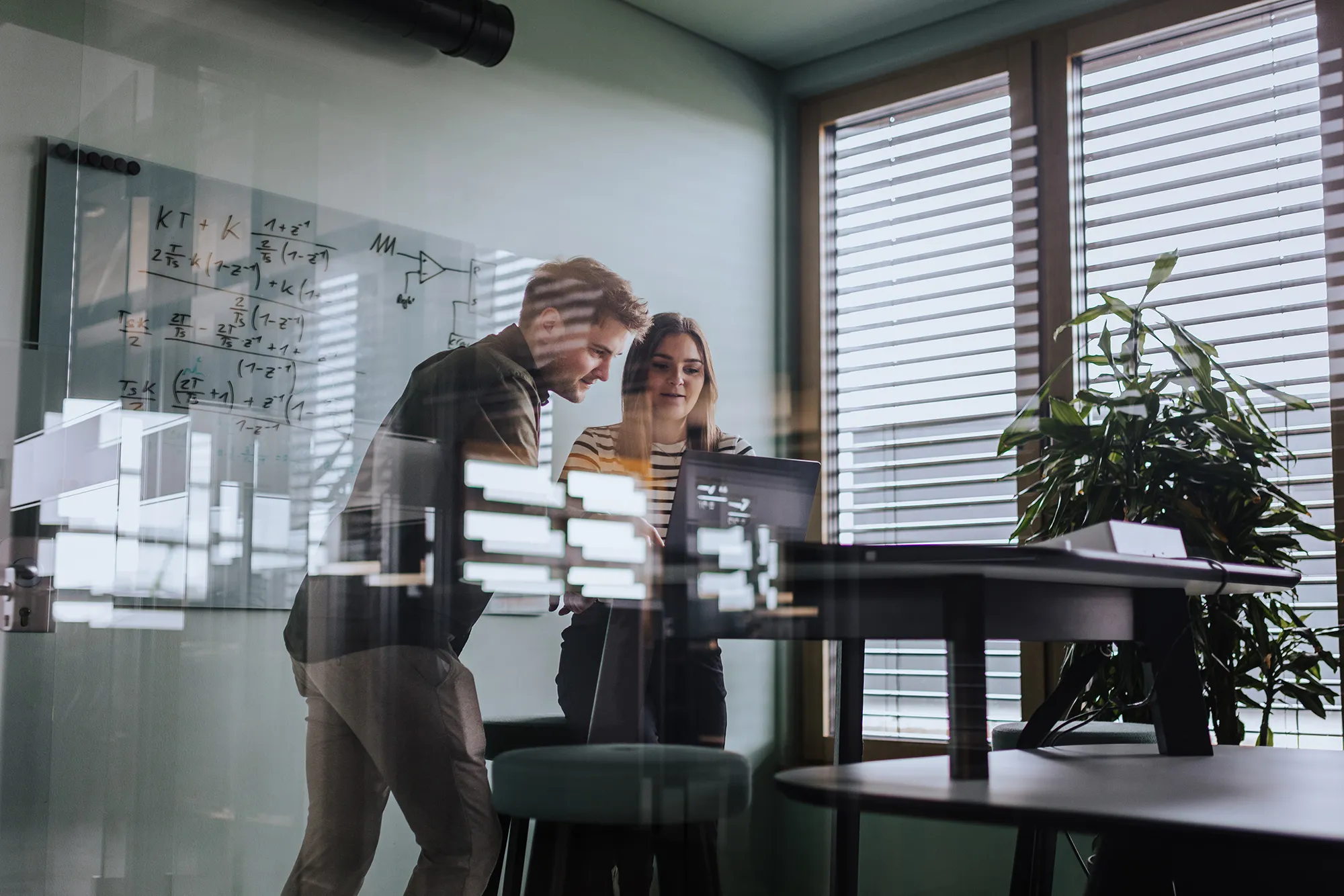 Fotograf Ingolstadt: Zwei Mitarbeitende planen gemeinsam am Whiteboard in einem modernen Büro – authentische Businessfotografie.