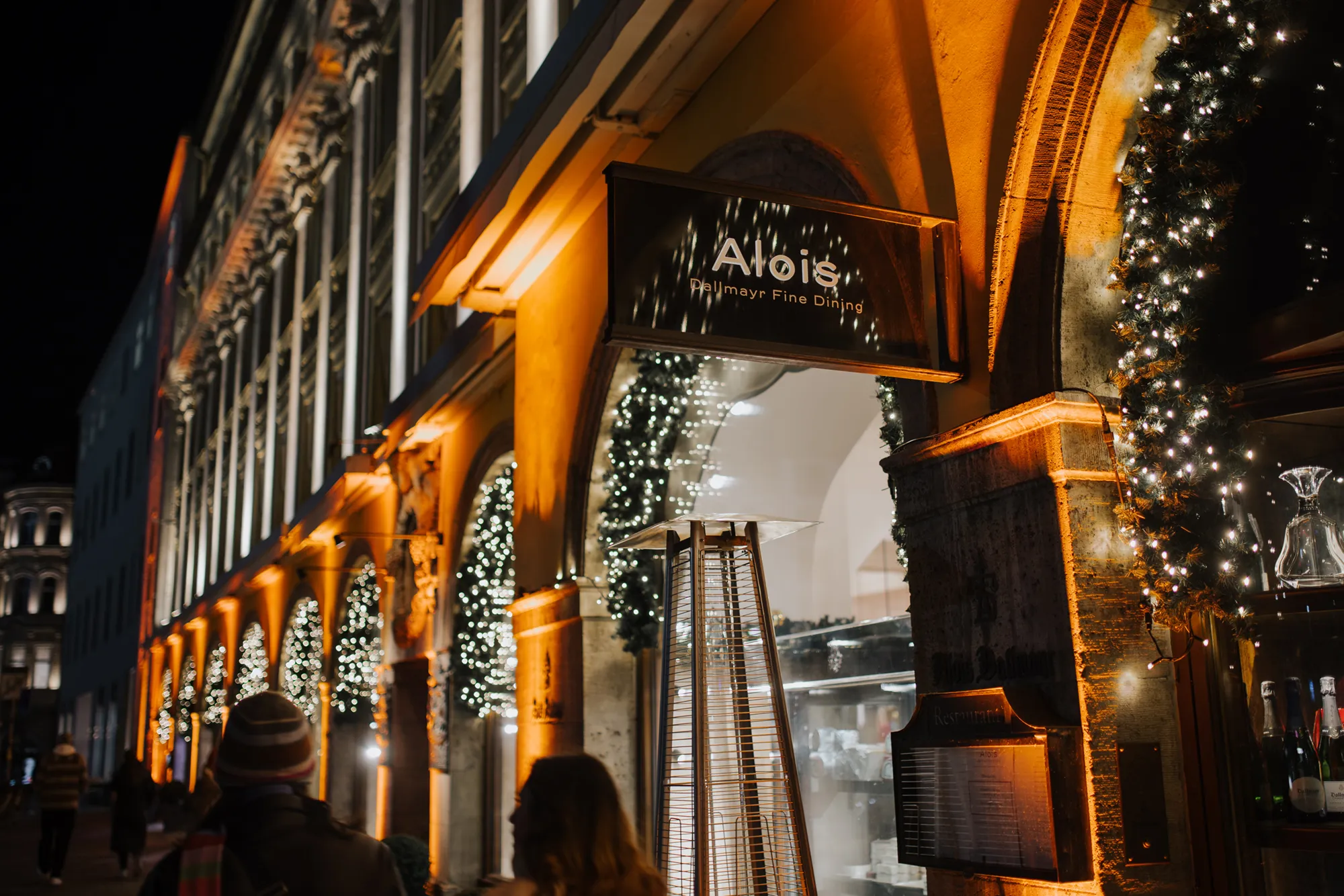 Eventfotograf München: In der Dunkelheit leuchtet das Antlitz des Dallmayr in München warm und orange