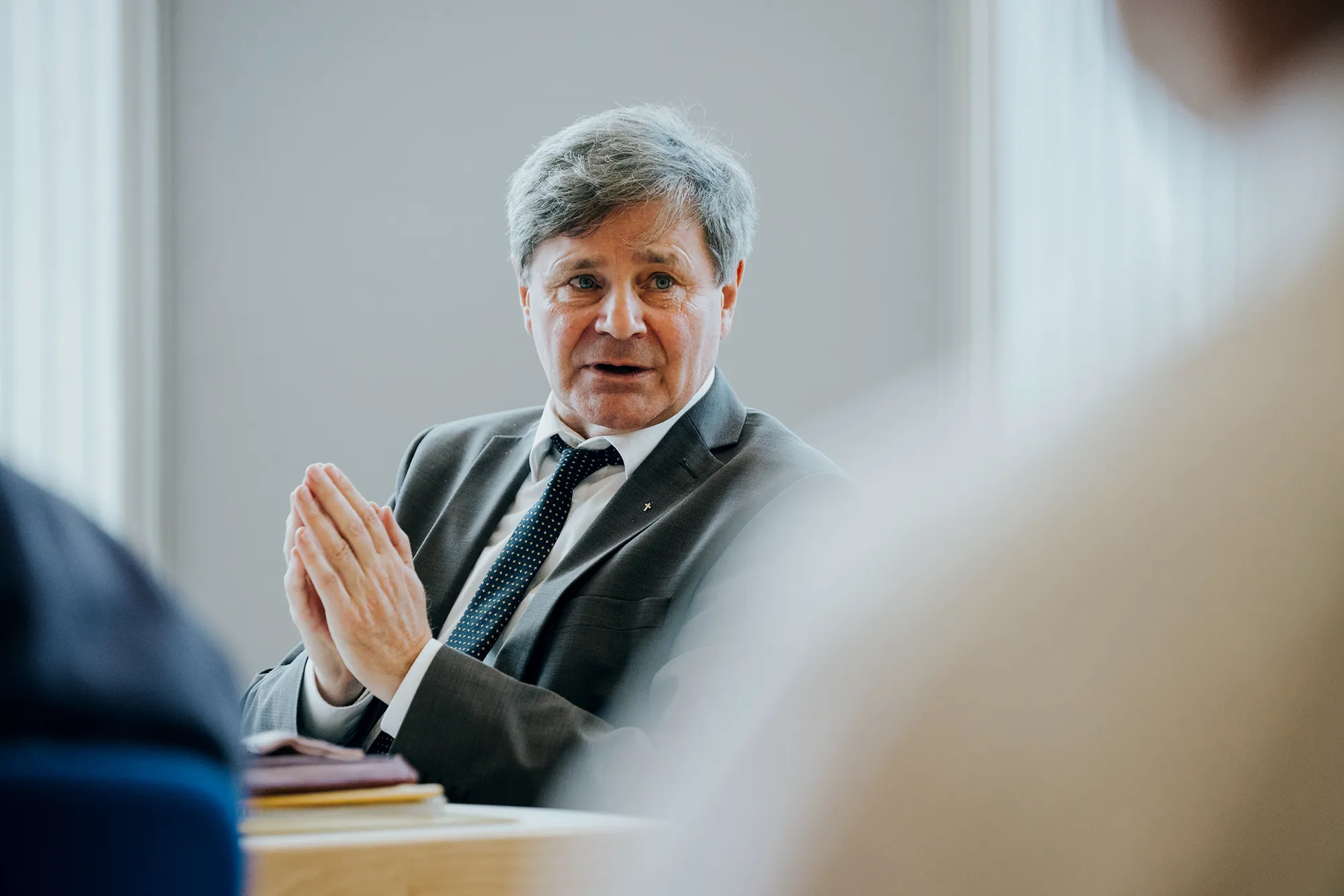 Eventfotograf München: Ein Theologe erläutert seinem Publikum bei einer wissenschaftlichen Veranstaltung dogmatische Feinheiten