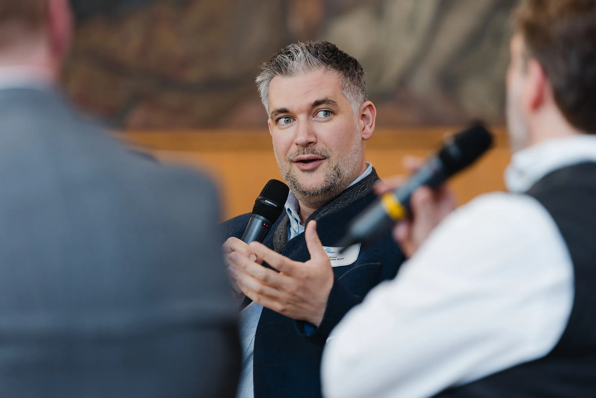 Eventfotograf München: Bei einer Veranstaltung des DEHOGA spricht ein Ausbildungsbotschafter fachkundig über die Gastwirtschaftsbranche in Bayern