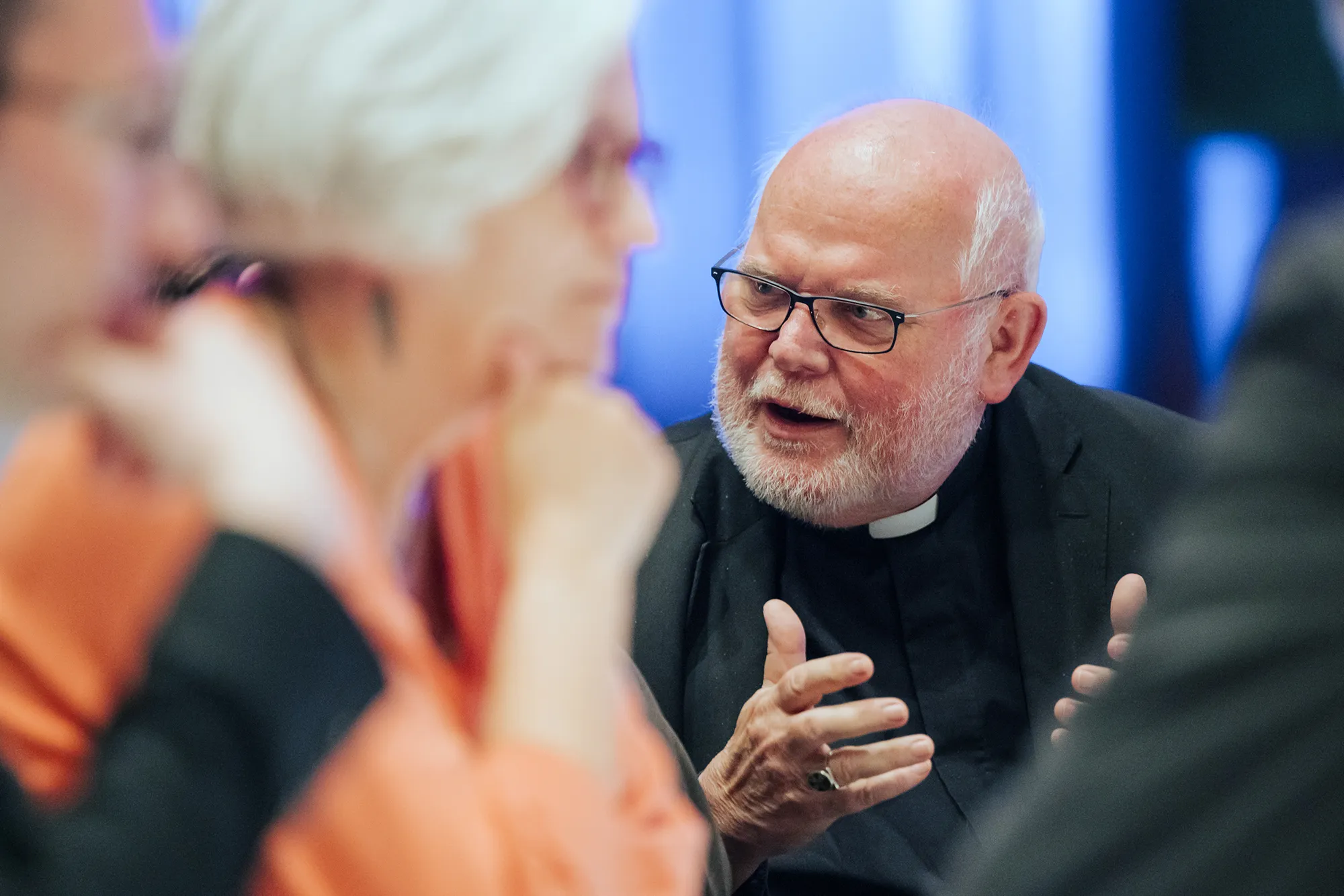 Eventfotograf München: Münchens Kardinal Marx spricht bei einer Veranstaltung mit anderen Teilnehmenden