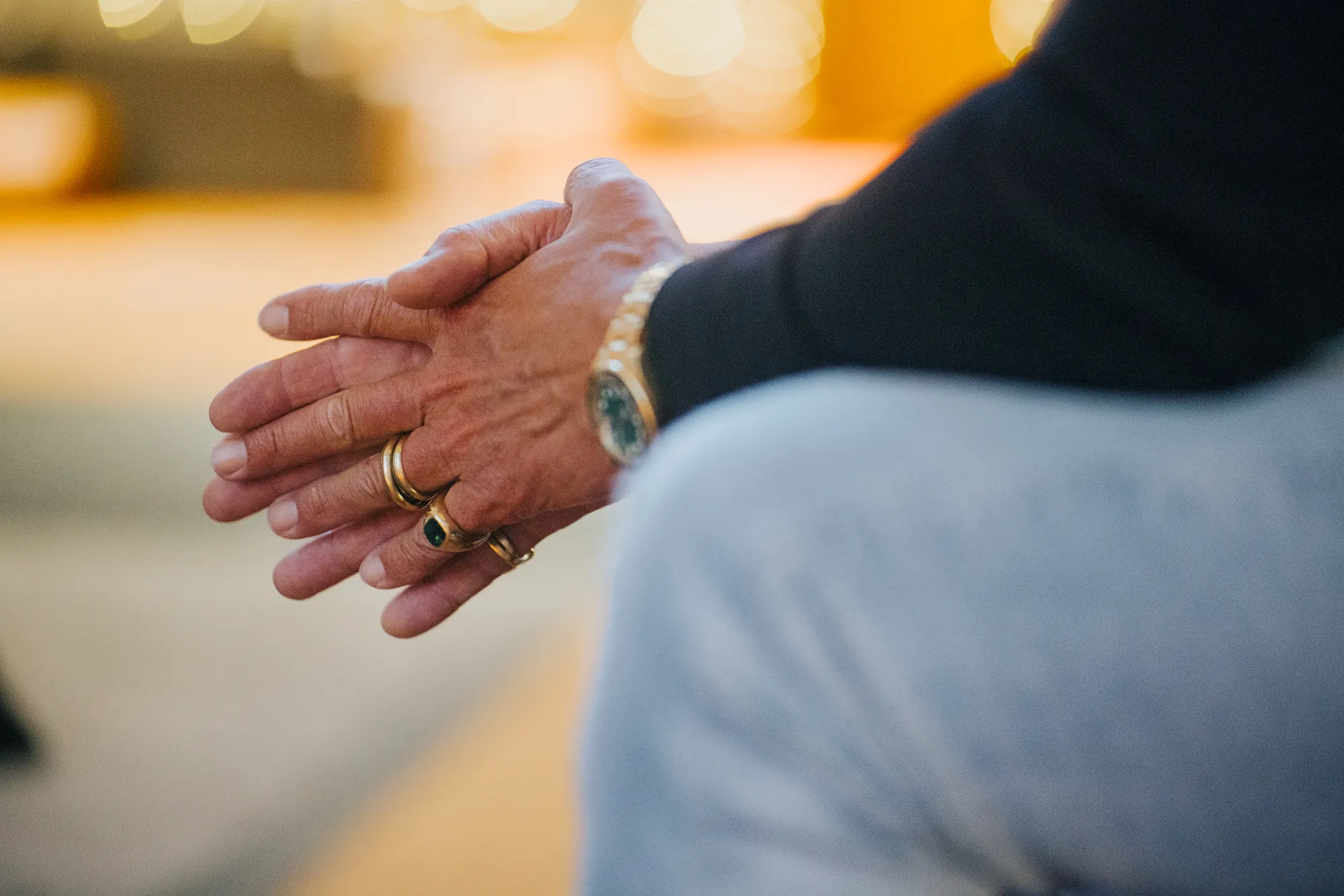 Eventfotograf München: Eine goldene Rolex und Ringe aus Edelstahl trägt dieser Besucher eines exklusiven Münchner Abendevents