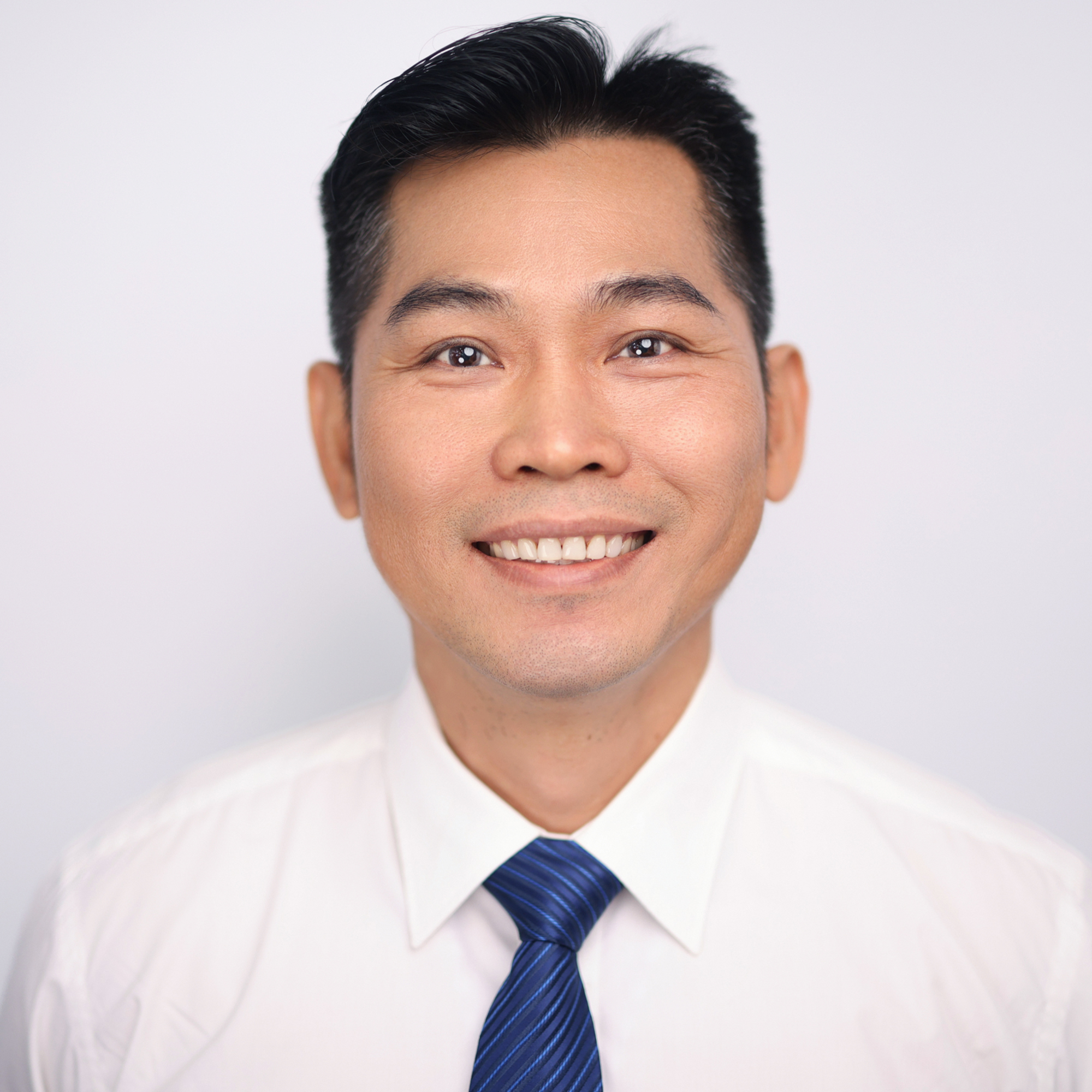 Businessfoto München: Bewerbungsfoto vor hellem Hintergrund