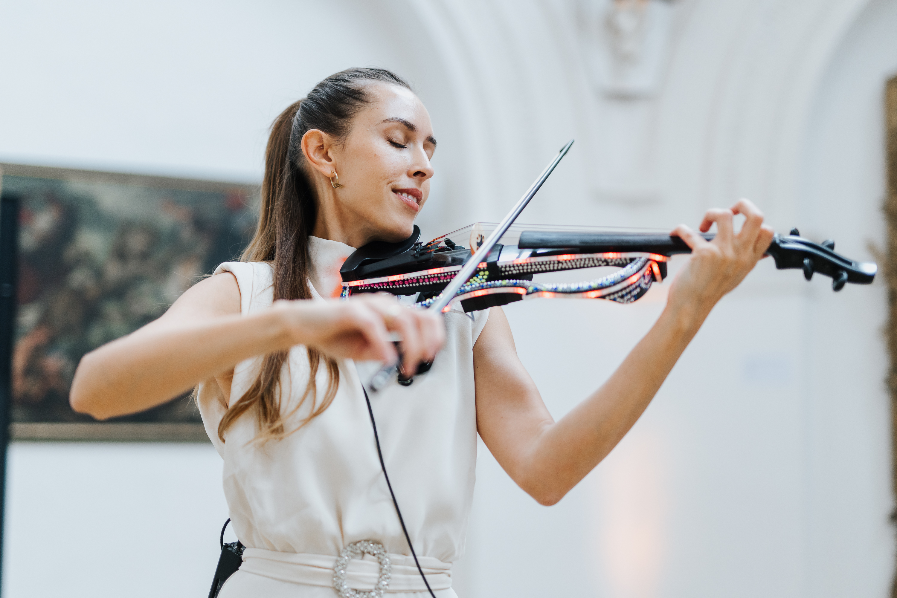 Violinistin spielt E-Geige bei einem festlichen Empfang in historischem Ambiente – Eventfotograf Ingolstadt.