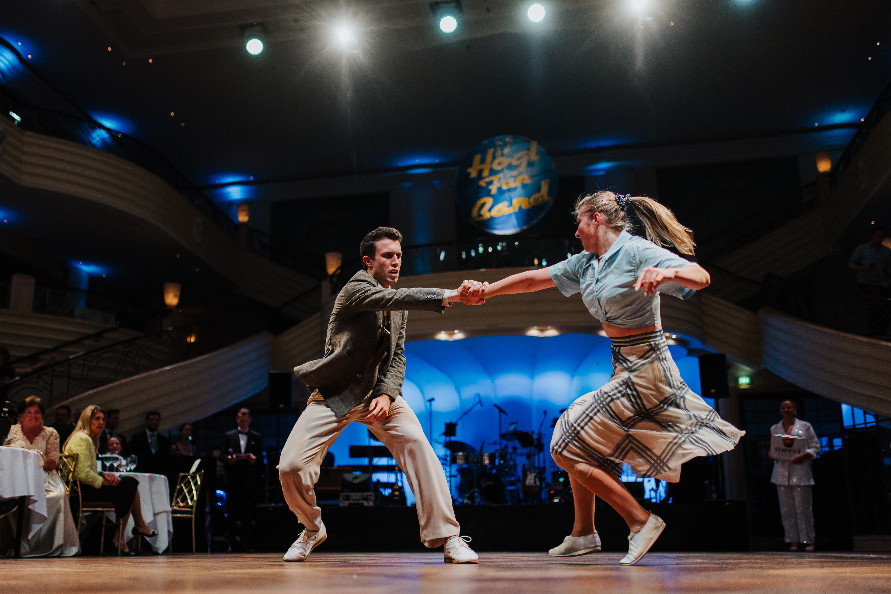 Swing-Tanzpaar zeigt eine Showeinlage bei einer Galaveranstaltung mit Live-Band – aufgenommen von einem Eventfotografen aus Ingolstadt.