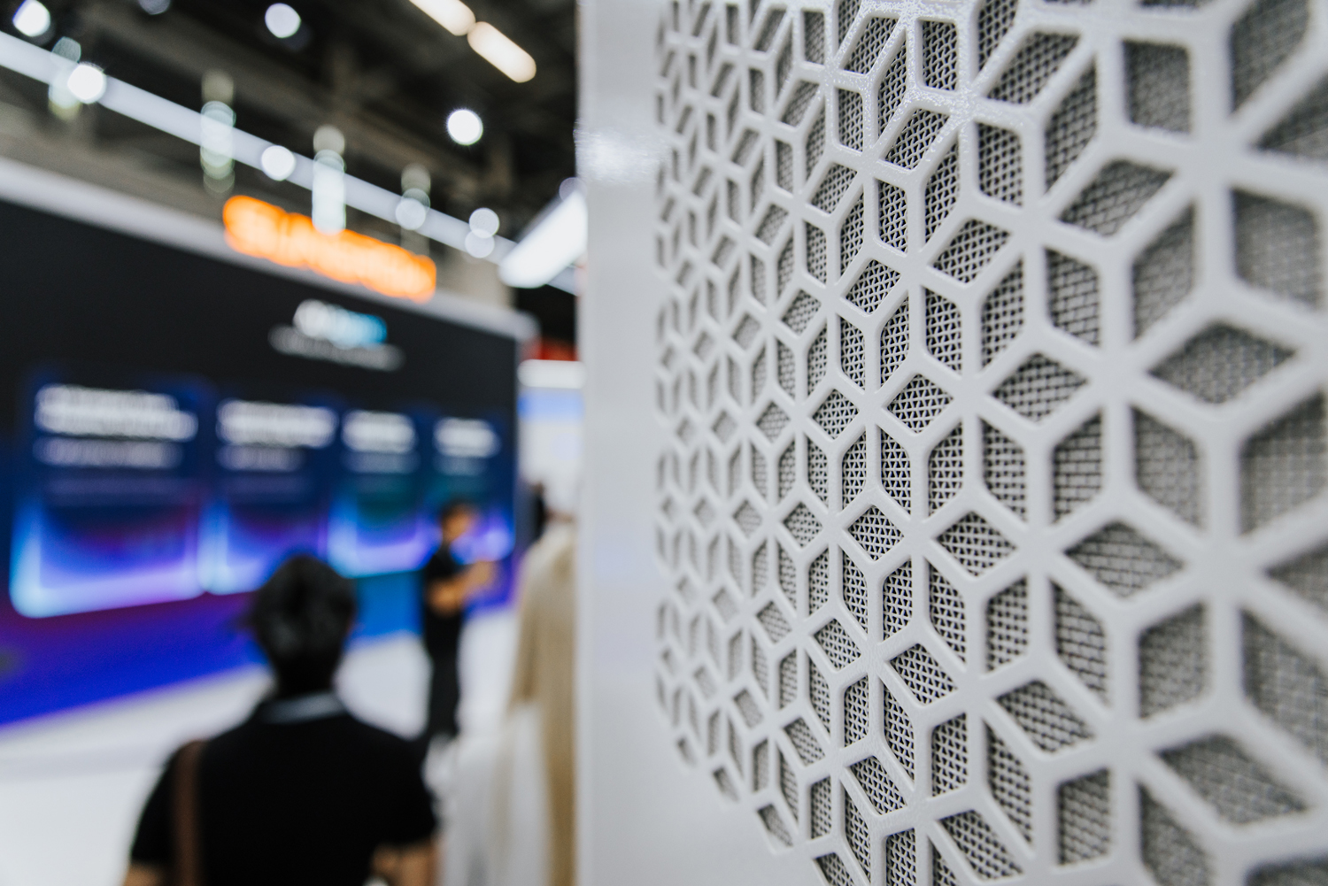 Messe-Fotodesign in München: Detailaufnahme einer architektonischen Wabenstruktur an einem Messestand mit weichem Hintergrund-Licht.