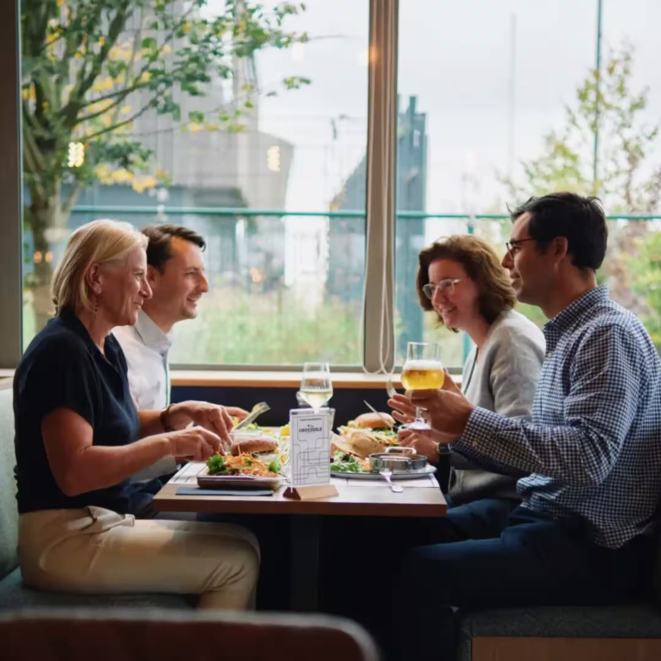 image personnes sur table au restaurant crocodile
