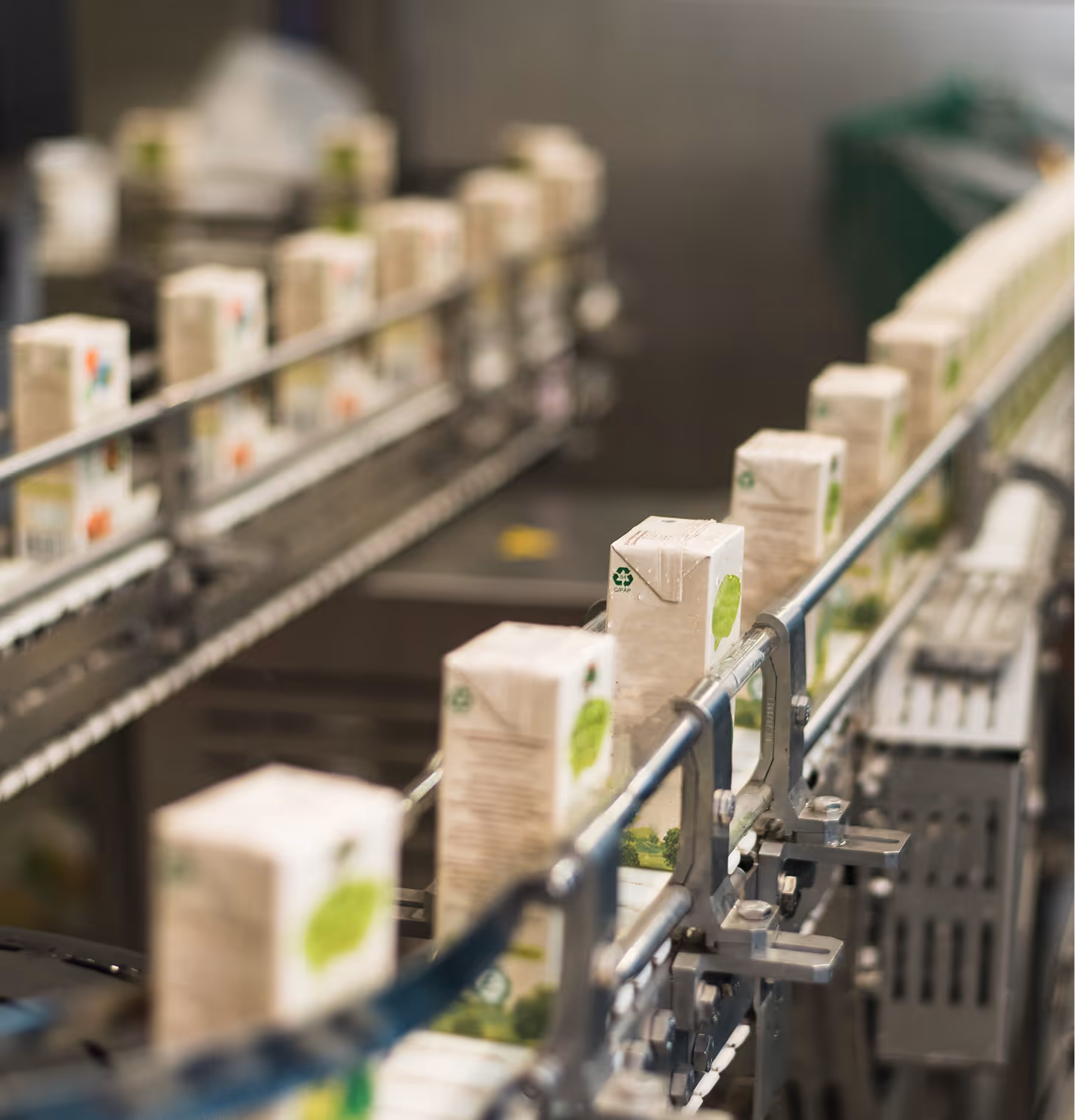 Transportador na fábrica para produção e engarrafamento de sucos em embalagens de papelão.