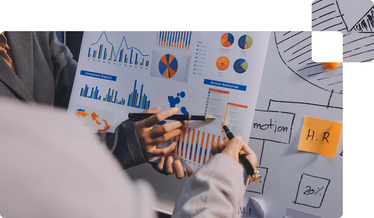 Pessoas estão analisando e planejando estratégias a partir de gráficos