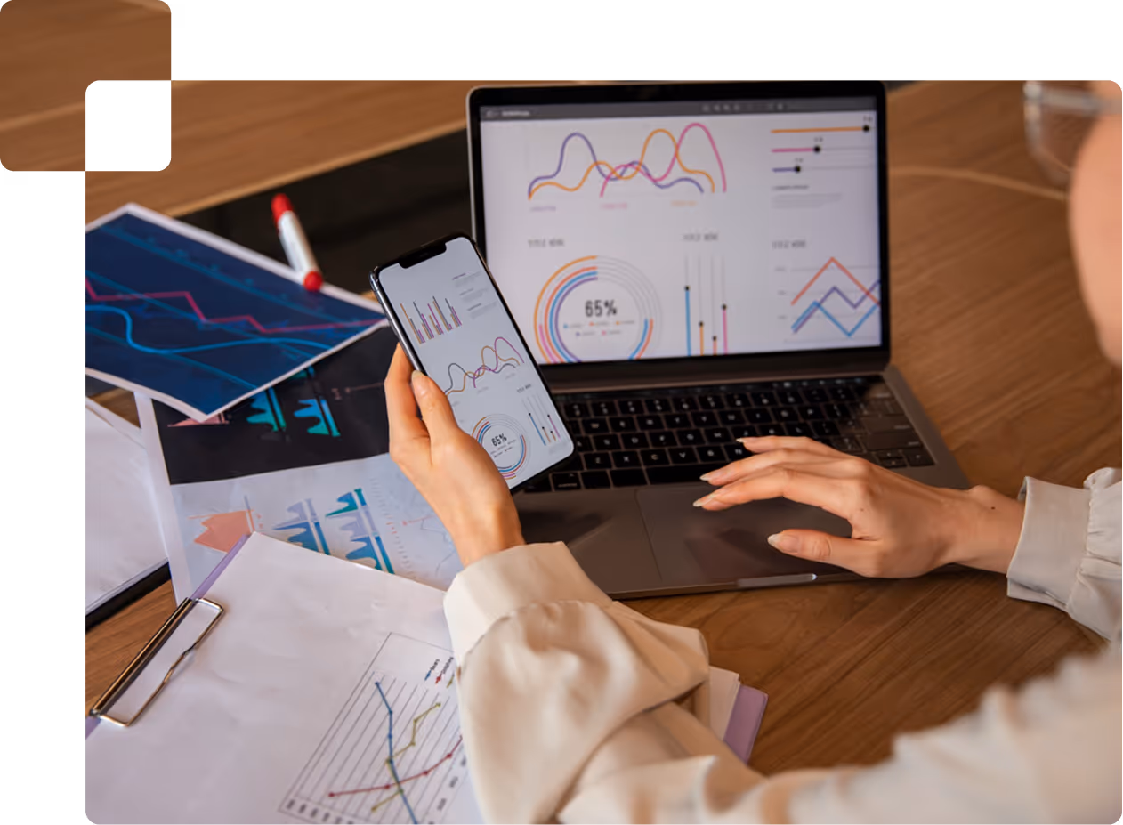 Trabalhador de escritório usando gráficos de finanças