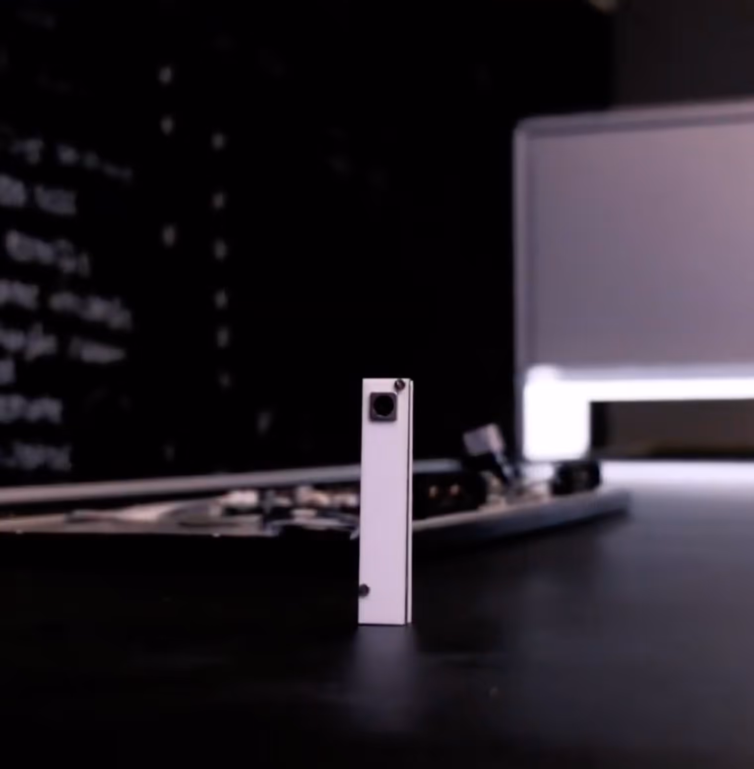 Imagem de câmera com sistema de visão computacional que inspeciona e gera relatórios sobre a linha de montagem