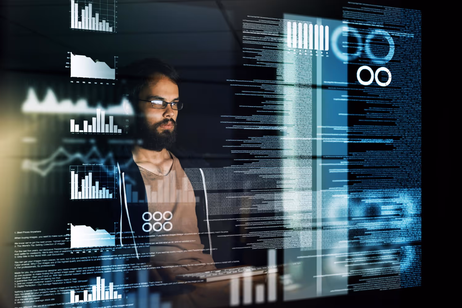 Código de programacão aparecendo na tela enquanto homem digita.