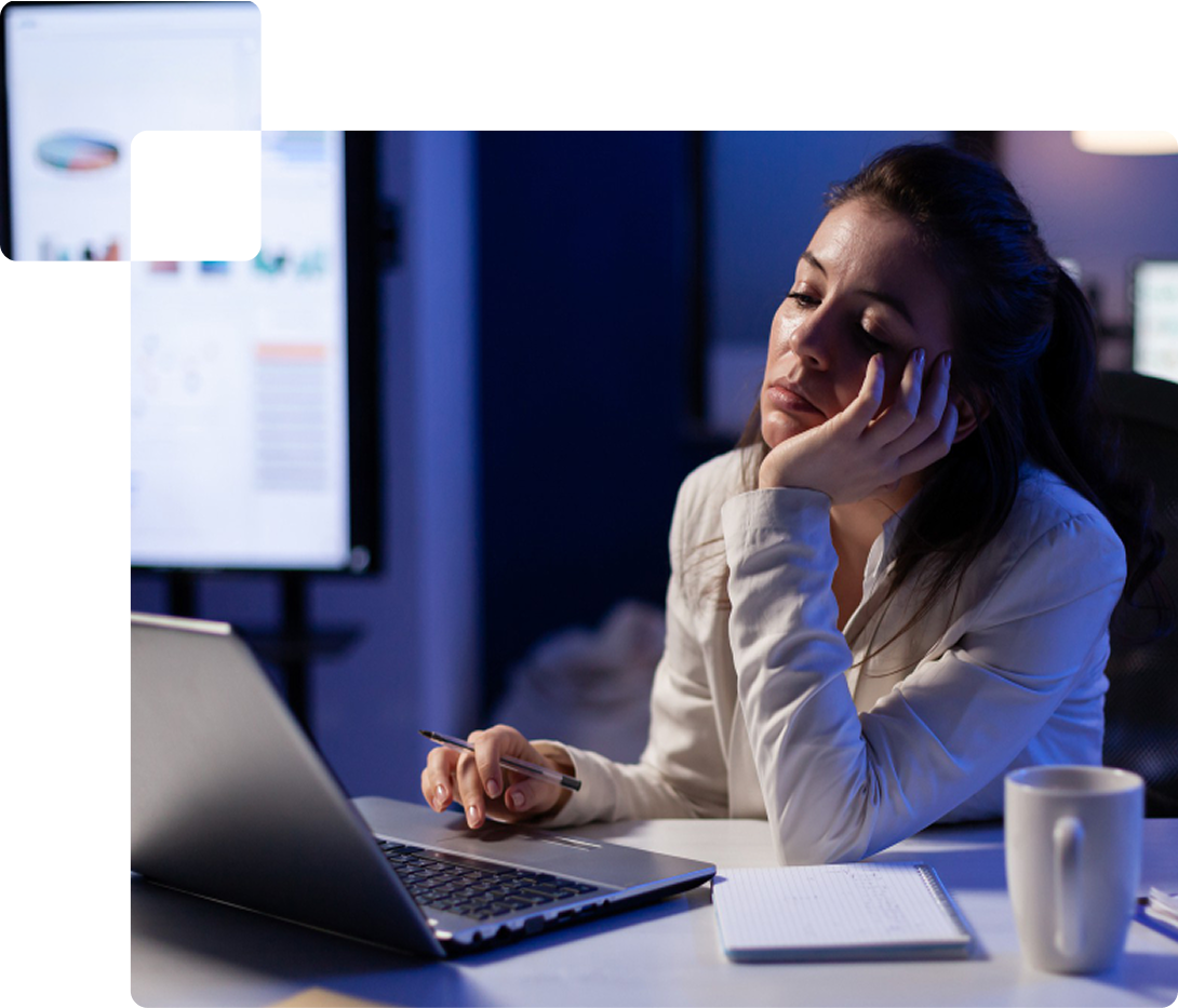 Pessoa exausta na frente do computador