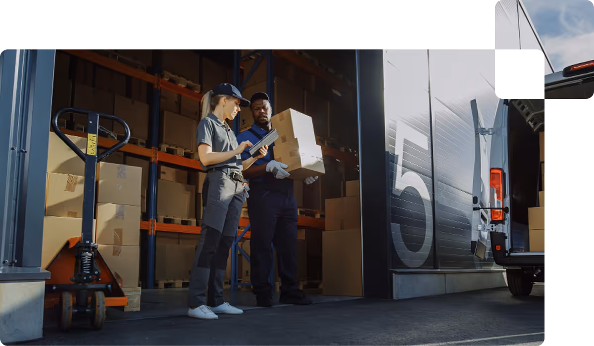 trabalhadores carregando caminhão de entrega com caixas de papelão.