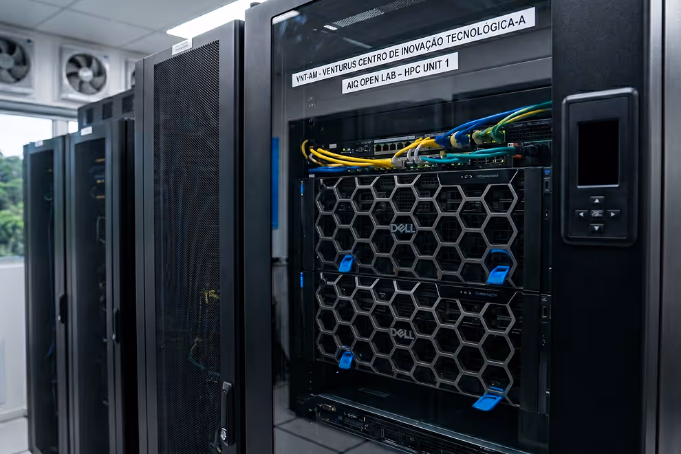 Racks de servidores Dell com cabos coloridos em centro tecnológico de inovação.