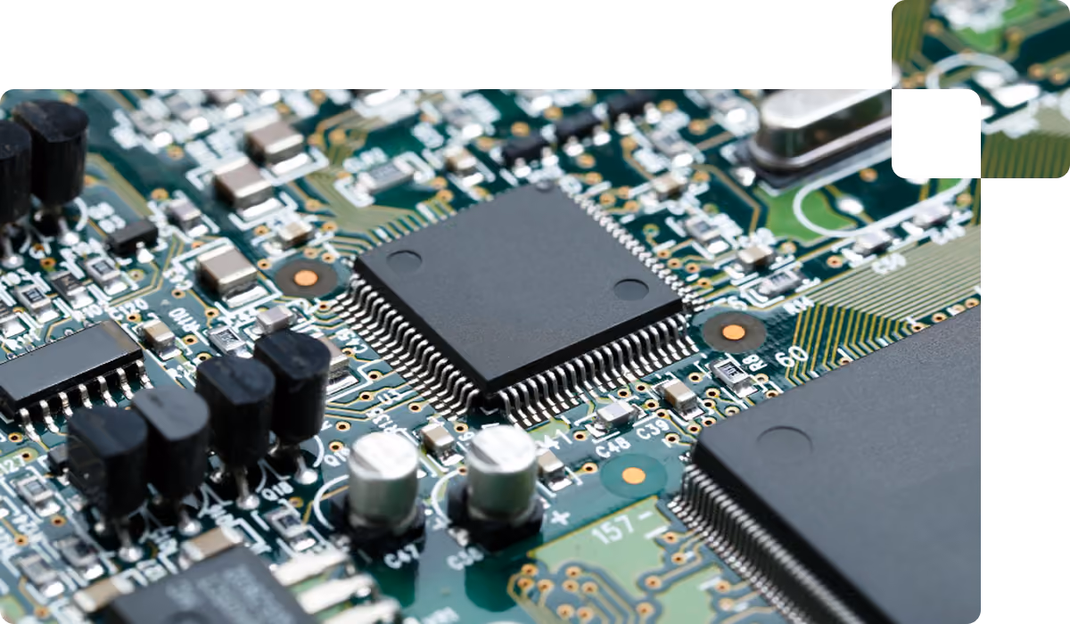 Visão aérea do homem consertando equipamentos de hardware de computador