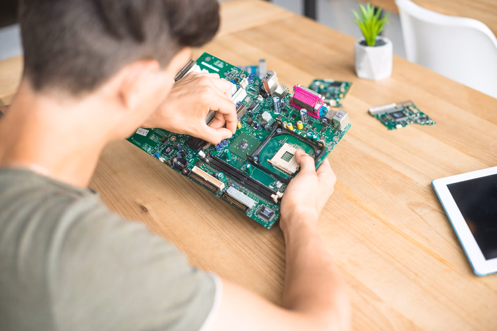 Visão aérea do homem consertando equipamentos de hardware de computador