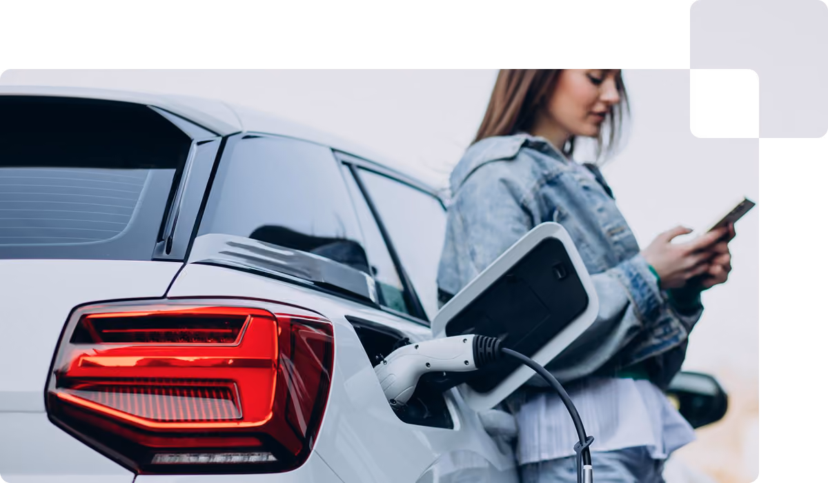 Uma mulher está carregando seu carro elétrico