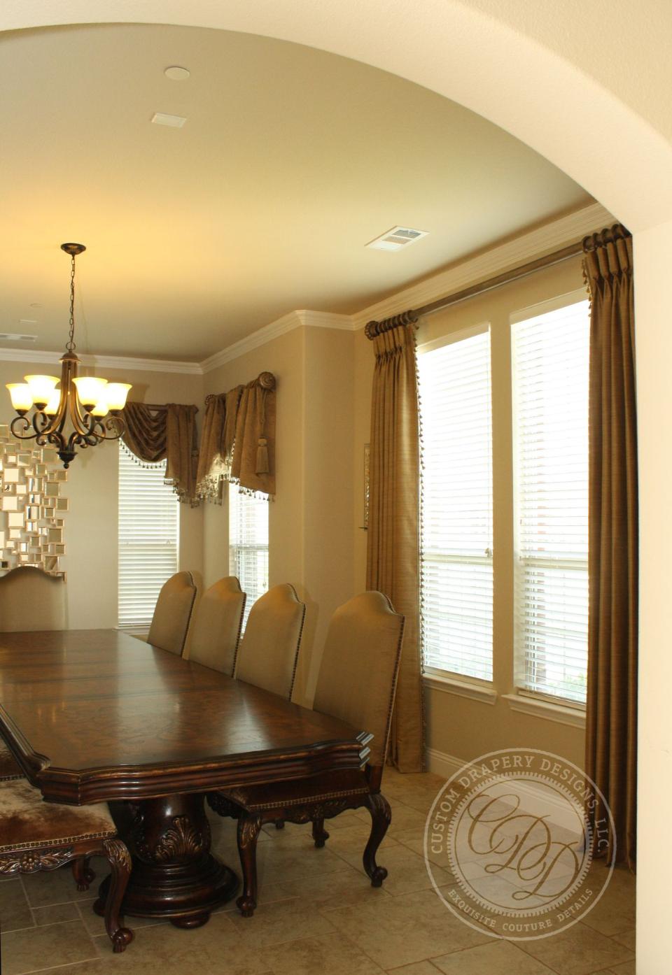White window blinds in Lakewood, TX home