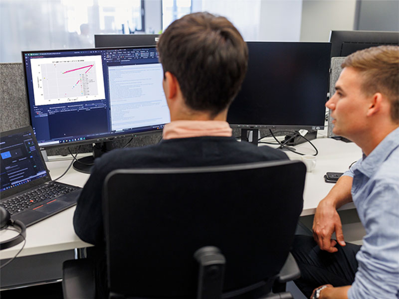 b.telligent Mitarbeiter in Büroumgebung