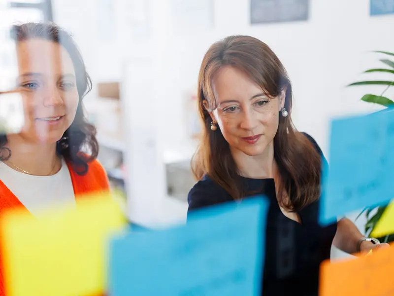 b.telligent Mitarbeiter in Büroumgebung