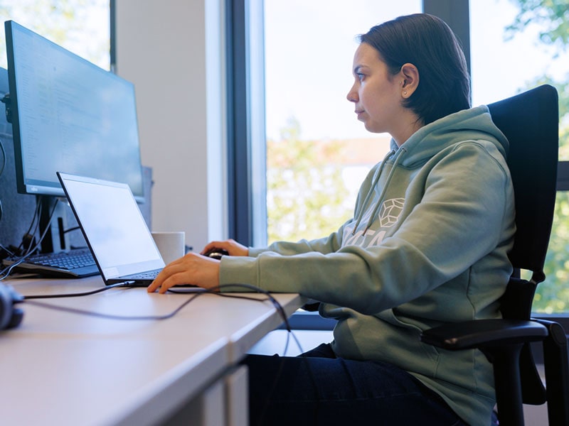 b.telligent Mitarbeiter in Büroumgebung