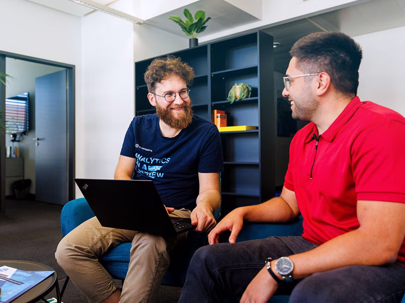 b.telligent Mitarbeiter in Büroumgebung