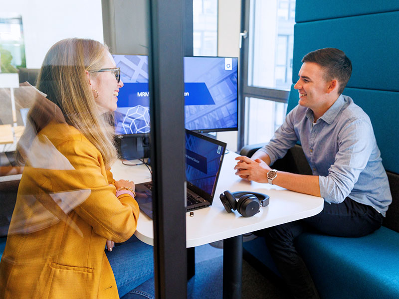 b.telligent Mitarbeiter in Büroumgebung