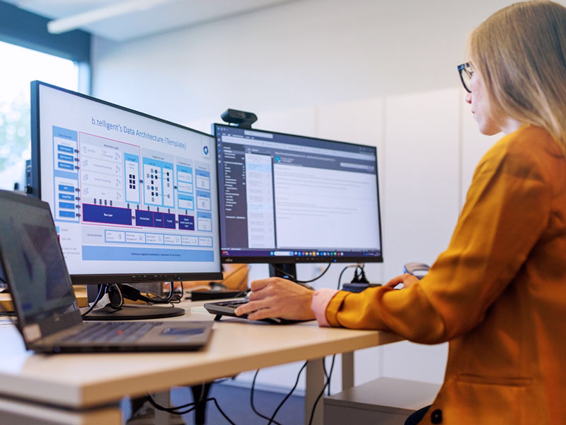 b.telligent Mitarbeiter in Büroumgebung