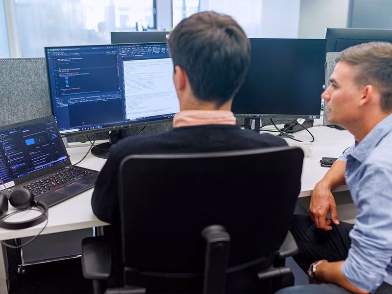 b.telligent Mitarbeiter in Büroumgebung