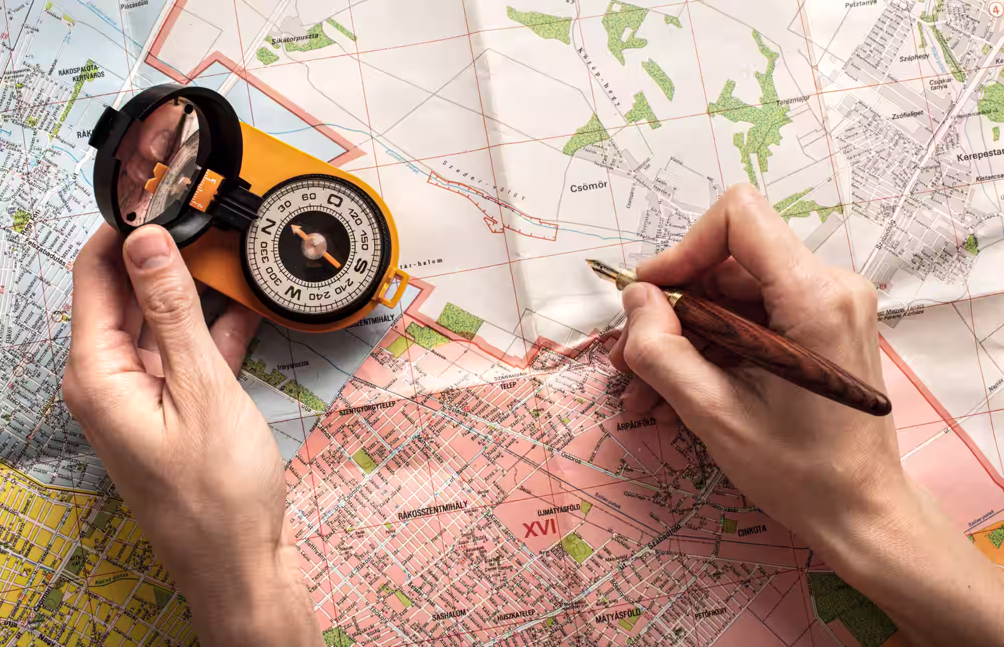 Karte auf einem Tisch mit Kartenzirkel und Bleistift zum Einzeichnen der nächsten Etappe einer Route.
