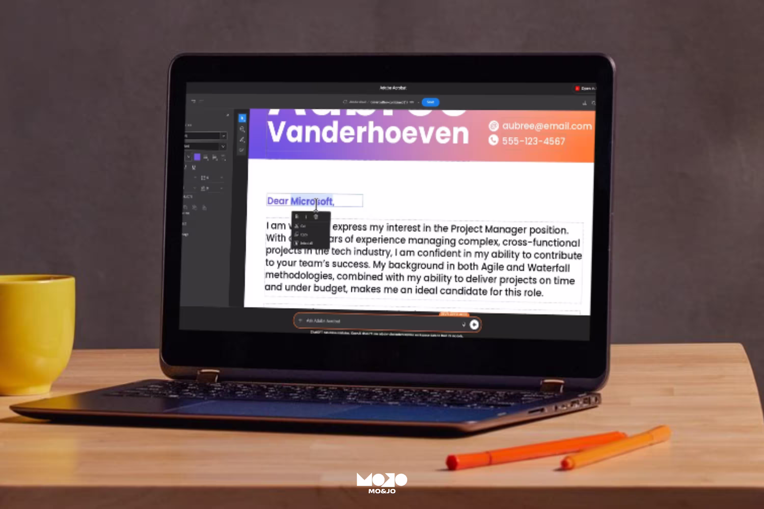 Interface d’Adobe Acrobat affichée sur un ordinateur portable, montrant l’édition d’un document PDF directement dans l’application, avec modification du texte et assistance intégrée via ChatGPT.