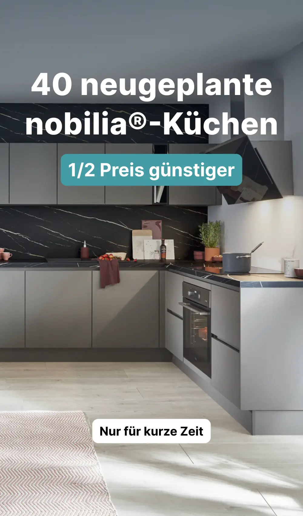 Eine elegante Küchenzeile mit Fronten aus schwarzen Holz.