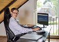 Jannis Timm sitzt in seinem Büro und arbeitet an einer Website für eine Ferienhausvermietung in Schleswig-Holstein