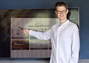 Jannis Timm präsentiert eine Website auf einem großen Bildschirm