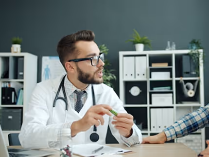 Ein Arzt berät eine Person in einem Sanitätshaus