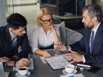 Berater in einem Büro bei der Arbeit – Beispiel für Webdesign für Steuerberater und Rechtsanwälte