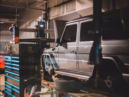 Ein Auto in der Werkstatt wird repariert - Beispiel für Webdesign von Autowerkstätten