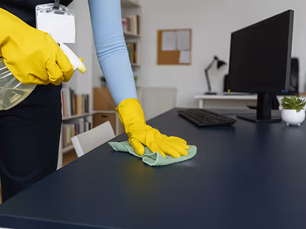 Mitarbeiter eines Reinigungsunternehmens bei der Arbeit – Beispiel für Webdesign für Reinigungsfirmen