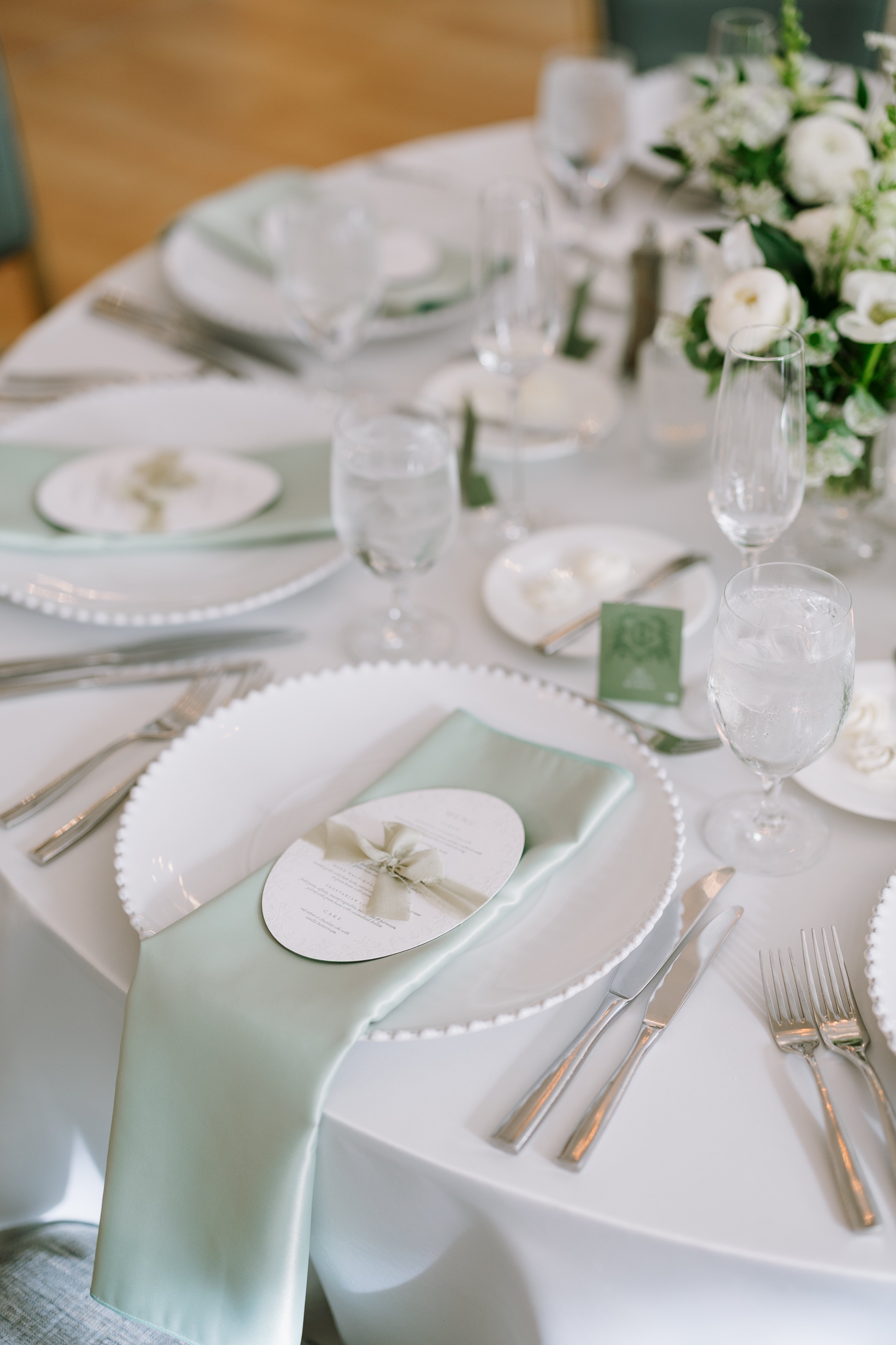 dinnerware rentals and wedding flowers at carmichael hotel