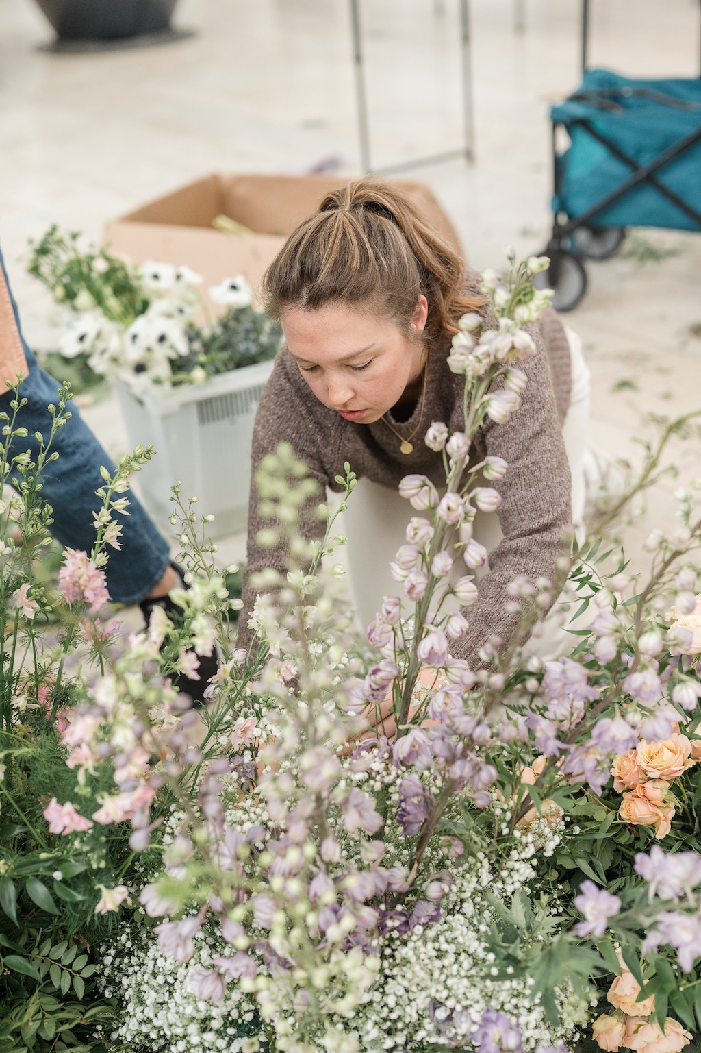 indianapolis wedding florist arranging a floral arrangement