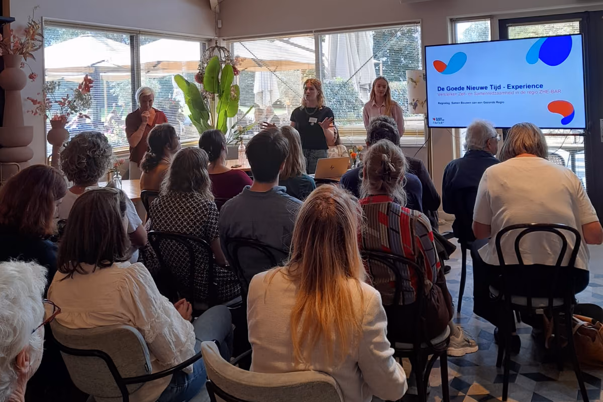 Presentatie tijdens de Regiodag ZHE-BAR voor een zaal met deelnemers